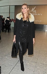 heidi-klum-at-heathrow-airport-in-london-04-620x979.jpg