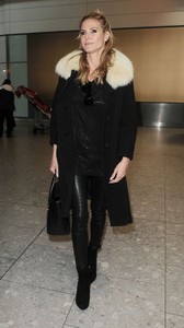 heidi-klum-at-heathrow-airport-in-london-05-620x1106.jpg