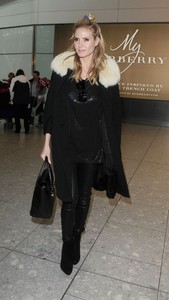 heidi-klum-at-heathrow-airport-in-london-08-620x1095.jpg