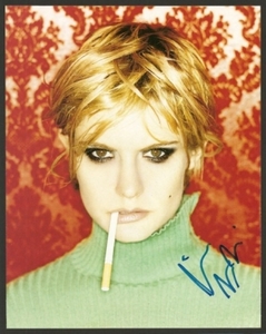 jennifer-jason-leigh-autograph.thumb.jpg