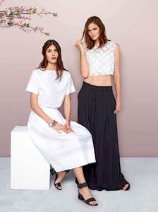 links-shirt-jupe-von-vanessa-bruno-schuhe-von-vic-mati-rechts-top-hose-von-pinko-ballerinas-von-kennel-schmenger-in-voller-bluete_45028_52805.jpeg
