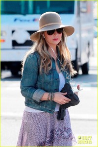 sarah-michelle-gellar-rocks-floppy-hat-in-la-16.jpg