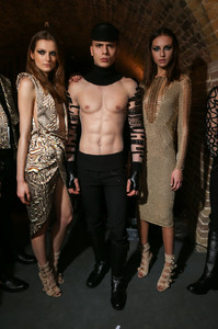 Julien+Macdonald+Bks+Ter+Fall+2016+Backstage+AgxKV8HgBOsx.jpg