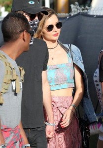 Miranda+Kerr+Coachella+Music+Festival+Day+ZUDLSSJpyb_x.jpg