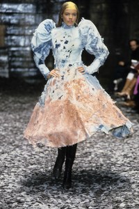 ALEXANDER-MCQUEEN-FALL-2000-RTW-32-MARLEEN-BERKOVA.jpg