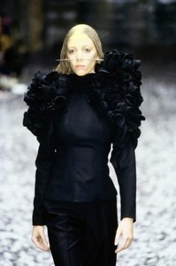 ALEXANDER-MCQUEEN-FALL-2000-RTW-DETAIL-18.jpg