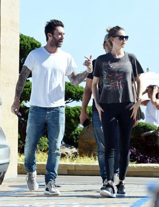 Behati-Prinsloo-Leaving-Nobu-Restaurant--08-662x859.jpg