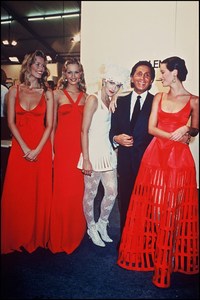 Claudia-Schiffer---Karen-Mulder---Christy-Turlington---Bacstage---Valentino-517297145-vogue-11Jan16-getty_b_592x888.jpg