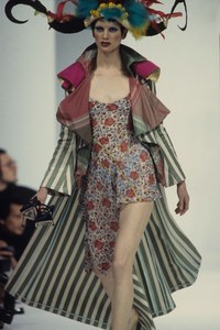 JOHN-GALLIANO-SPRING-1993-RTW-015.jpg