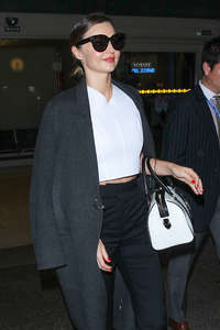 Miranda-Kerr-at-LAX-Airport-in-LA--02.jpg