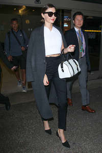 Miranda-Kerr-at-LAX-Airport-in-LA--06.jpg