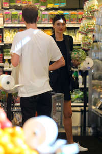 Miranda-Kerr-at-grocery-shopping-in-Mali