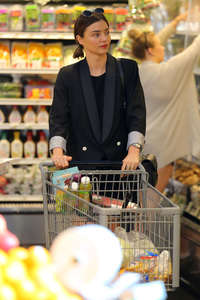 Miranda-Kerr-at-grocery-shopping-in-Mali