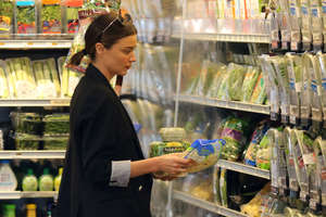 Miranda-Kerr-at-grocery-shopping-in-Mali