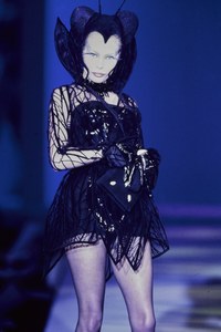 THIERRY-MUGLER-SPRING-1997-RTW-038.jpg