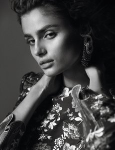 Vogue_Paris-May_2016-Taylor_Hill-by-David_Sims-03.jpg