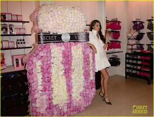 adriana-lima-victoria-secret-miami-13.jpg