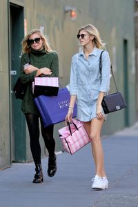 devon-windsor-out-shoping-at-chloe-and-victoria-s-secret-in-new-york-10-21-2015_15.jpg