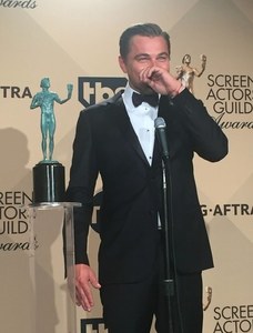 entertainment-2016-01-leo-dicaprio-laughing-backstage-sag-awards-2016-main.jpg