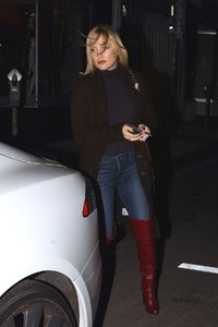 kate-hudson-out-for-dinner-at-carlitos-gardel-restaurant-in-west-hollywood-03-31-2016_4.jpg