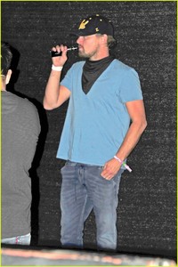 leo-dicaprio-low-profile-coachella-02.jpg