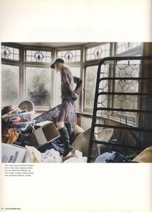 may_the_circle_remain_unbroken_photography_corinne_day_i-D_magazine_june_july_2002_7.jpg