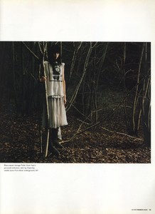 may_the_circle_remain_unbroken_photography_corinne_day_i-D_magazine_june_july_2002_8.jpg