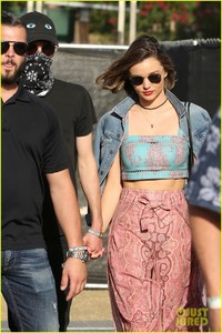 miranda-kerr-masked-evan-spiegel-hold-hands-at-coachella-06.jpg