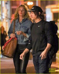 norman-reedus-mystery-blonde-nyc-before-finale-01.jpg