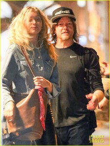 norman-reedus-mystery-blonde-nyc-before-finale-04.jpg