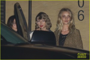 taylor-swift-joins-supermodel-pals-at-nobu-23.jpg