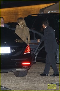 taylor-swift-joins-supermodel-pals-at-nobu-29.jpg