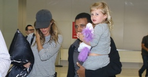 10mai2016---gisele-bundchen-desembarcou-em-sao-paulo-na-manha-desta-terca-feira-ao-lado-da-filha-cacula-vivian-lake-a-modelo-foi-fotografada-no-aeroporto-in.jpg