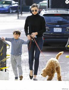 2269465-miranda-kerr-emmene-son-fils-flynn-dejeu-950x0-1.jpg