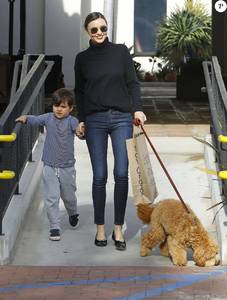 2269471-miranda-kerr-emmene-son-fils-flynn-dejeu-950x0-1.jpg