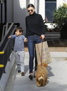 2269480-miranda-kerr-emmene-son-fils-flynn-dejeu-950x0-1.jpg