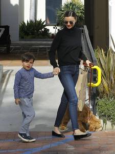 2269492-miranda-kerr-emmene-son-fils-flynn-dejeu-950x0-1.jpg