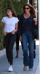 348C2CCD00000578-0-Twinning_The_mother_daughter_duo_looked_more_like_sisters_with_t-m-98_1464061860408.jpg