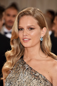 527343754-anna-ewers-attends-the-manus-x-machina-gettyimages.jpg
