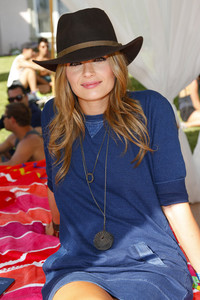 Stana Katic hat.jpg