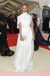 Karlie+Kloss+Manus+x+Machina+Fashion+Age+Technology+DbHUweEsie2x.jpg