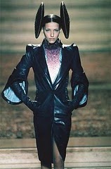givenchy_by_alexander_mcquee_fall_1997_haute_couture (2).jpg
