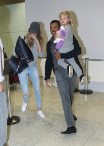 10mai2016---gisele-bundchen-desembarcou-em-sao-paulo-na-manha-desta-terca-feira-ao-lado-da-filha-cacula-vivian-lake-a-modelo-foi-fotografada-no-aeroport (1).jpg