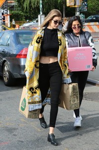 Gigi+Hadid+Grocery+Shops+NYC+BDHl5Gv7HIax (1).jpg