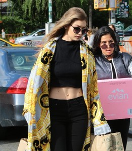 Gigi+Hadid+Grocery+Shops+NYC+BcOwp7PKdFTx.jpg