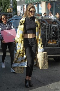 Gigi+Hadid+Grocery+Shops+NYC+QNlStbzNQxWx.jpg