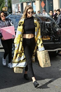 Gigi+Hadid+Grocery+Shops+NYC+dif5wXmFpGKx.jpg