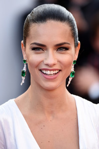 zAdriana+Lima+Julieta+Red+Carpet+Arrivals+69th+hrt3L-D5l3wx.jpg