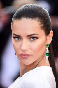 zAdriana+Lima+Julieta+Red+Carpet+Arrivals+69th+8xUyEhz75q7x.jpg