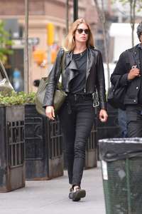 Doutzen-Kroes-in-Tight-Jeans--08.jpg